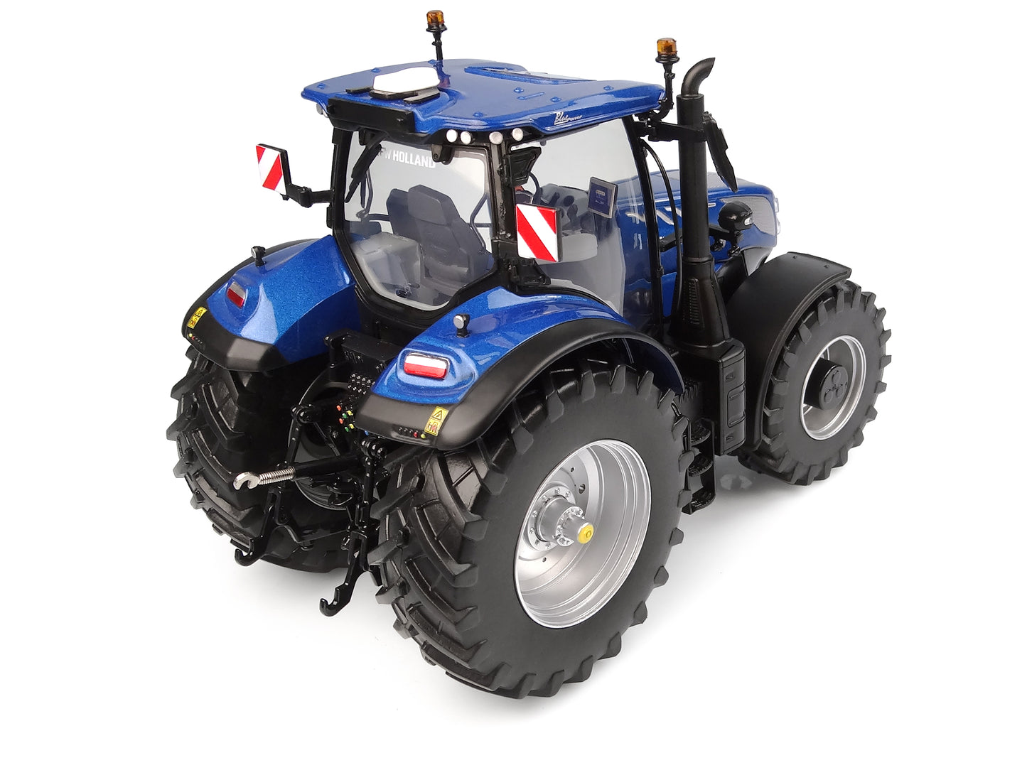 Universal hobbies New Holland T7.300 "BLUE POWER" 1:32